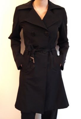 Oublié imperméable noir en coton, femme, marque YUMI MAZAO, taille 38 ou 40 dans train Paris-Compiègne le 16 juillet 2012