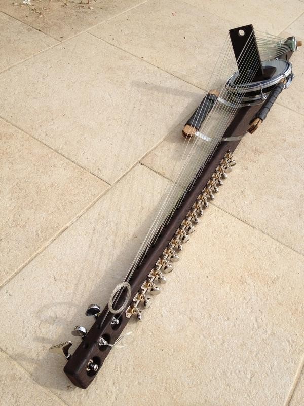 kora électroacoustique (instrument à cordes)