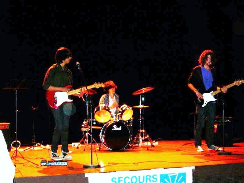 guitare électrique fender strato caster roge et blanche dans étui guitare avec cables et 2 micros suite à déchargement voiture rue bel aire à jouy le moutier 95 le 31 12 à 13H30