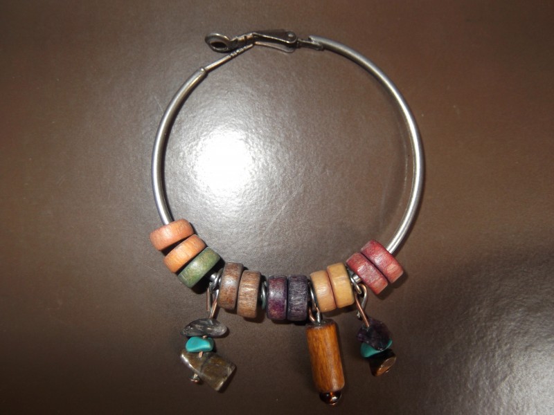 Perdu boucle d'oreille anneau avec perles de couleurs à Lyon 2e (aux alentours de cordeliers et d'hôtel de ville) ou à Lyon 8e (vers bachut)