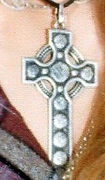 bijou croix celtique argent massif gravée,environ long 8 cm larg 4cm