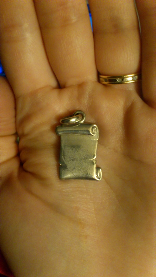 Pendentif avec visage enfant gravé