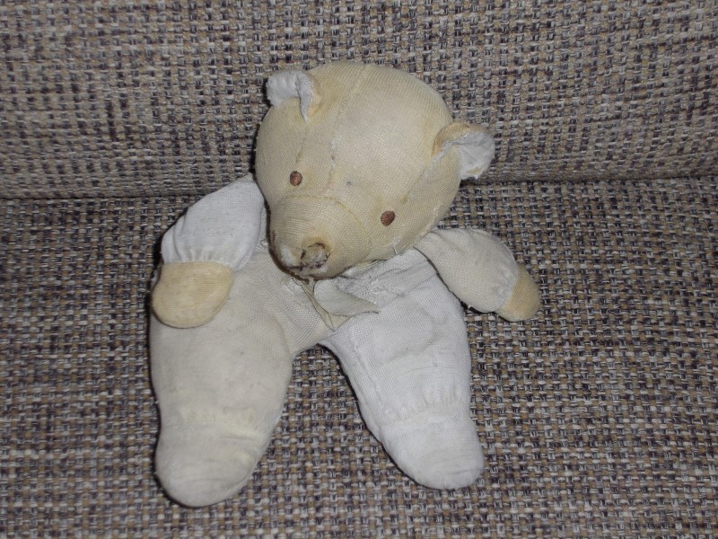 Perdu doudou ours marque Nounours sur une banquette métro ligne 4, station Montparnasse