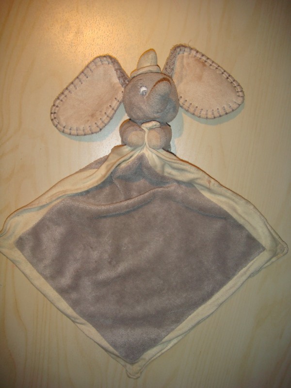 Doudou éléphant gris plat Disney, Toulouse Capitole