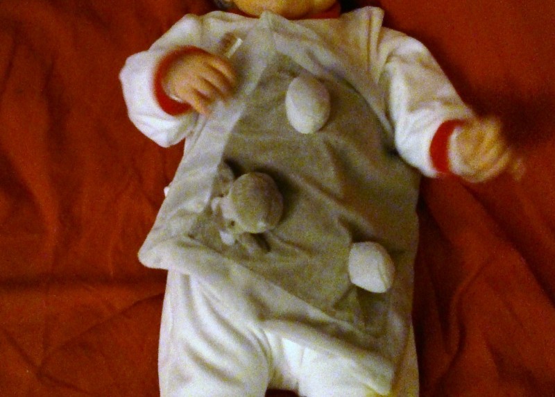 doudou vache grise et poupée robe a fleurs