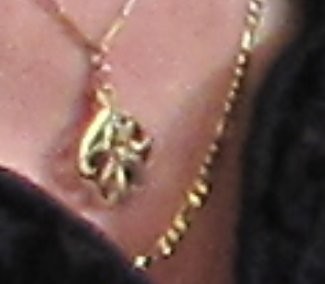 perdu petite chaine or avec pendentif or en arabesque rond