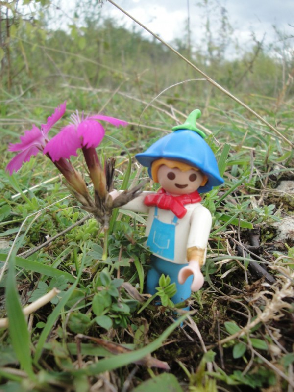 Petit Playmobil avec chapeau fleur