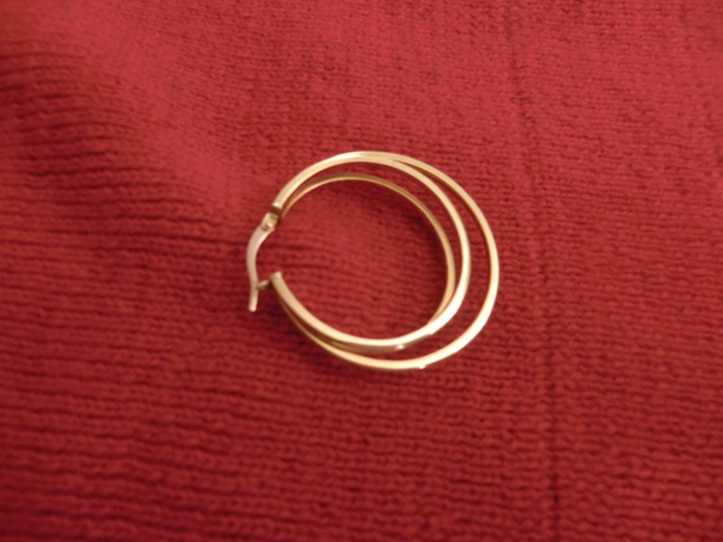 perdu boucle d'oreille triple créole plaqué or à Paris Montrouge