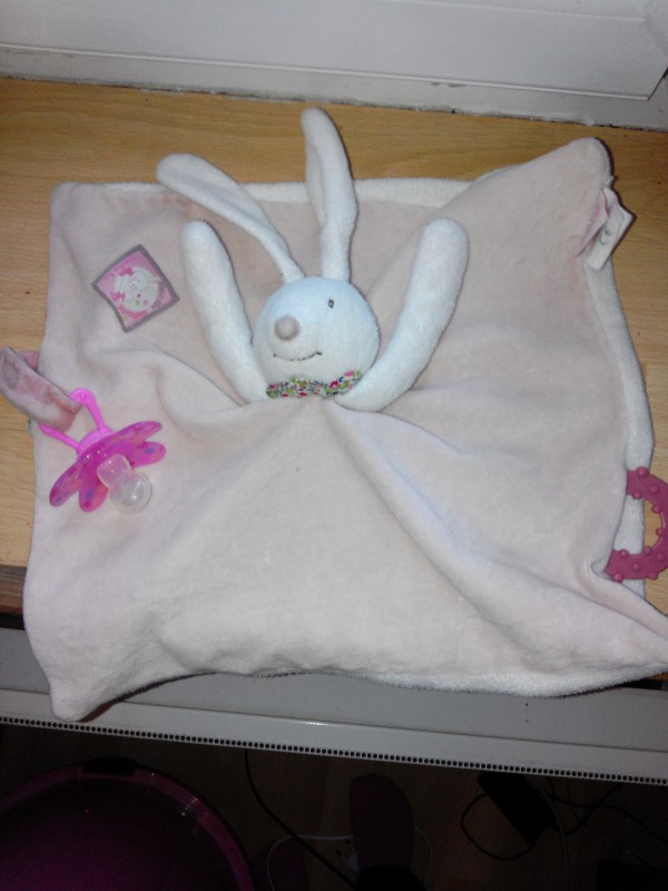 trouver doudou lapin petite fille avec sucette rue saint antoine albi