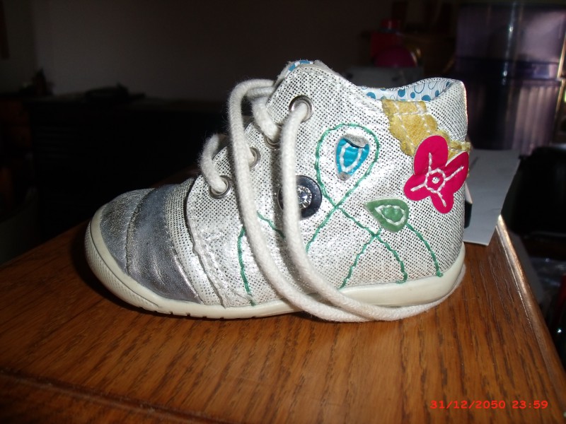 CHAUSSURE GRISE DE BEBE
