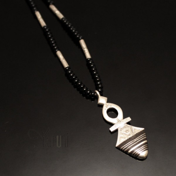Perdu collier perles noires et argent, pendentif en argent style africain