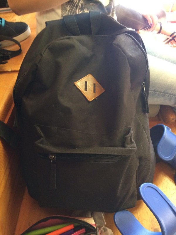 clé pour la maison dans le sac à dos bleu