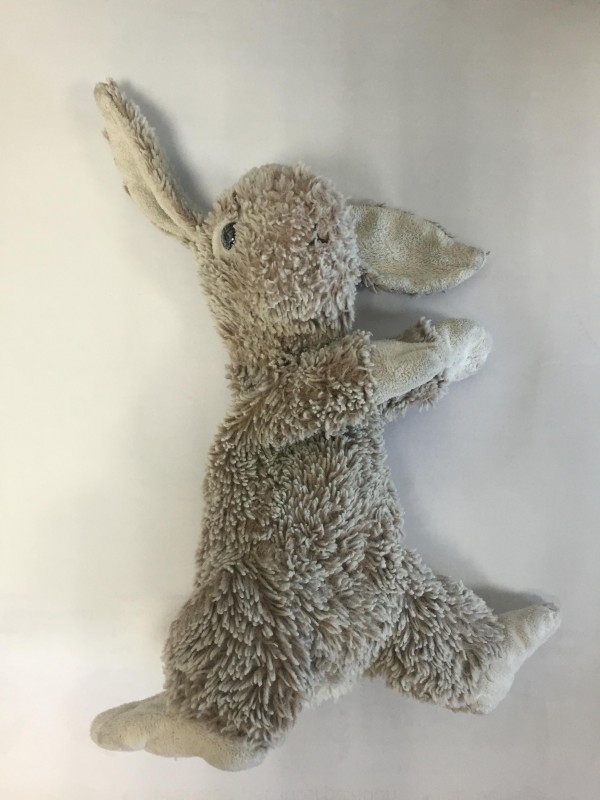 Perdu doudou lapin beige avec la queue et les pattes blances