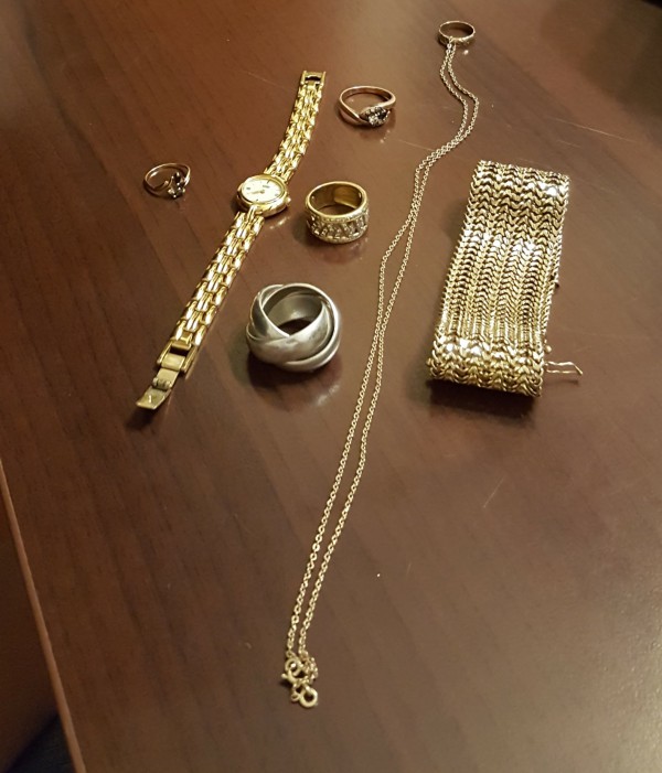 perdu bourse en velours rose pleine de bijoux