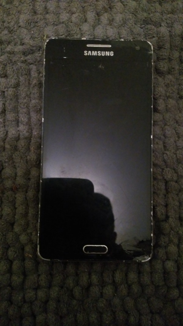 Trouvé Samsung noir cassé mais allumé Reims comédie