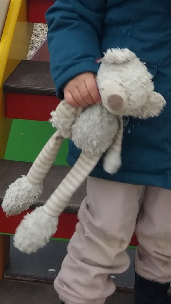 Perdu Doudou ours blanc beige longues pattes