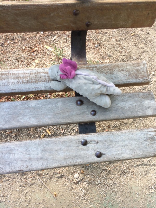 Peluche Dragon au parc de petits jeux du Mourillon