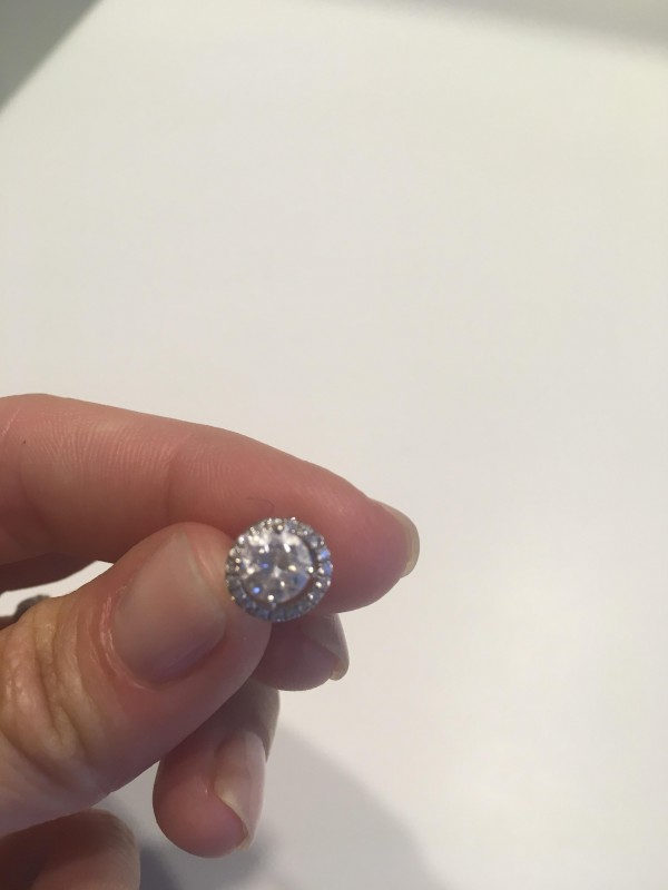Perdu boucle d oreille diamant