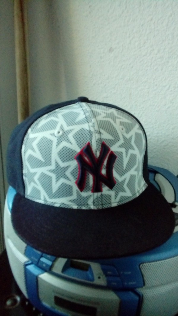 Casquette enfant avec prenon derriere "axel" perdu entre l ecole de port camargue et le graud du roi par la promenade bord de plage