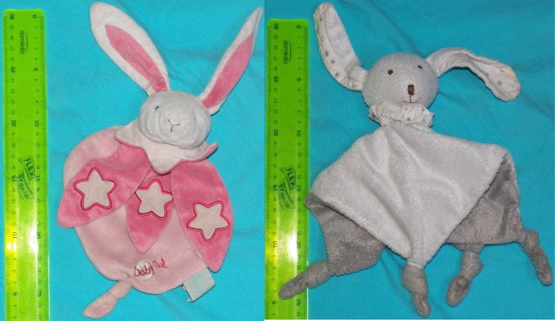 Deux doudous trouvé au Zoo de la Palmyre, un lapin rose à 3 collerette d'étoile, un lapin gris blanc carré à 4 nœuds