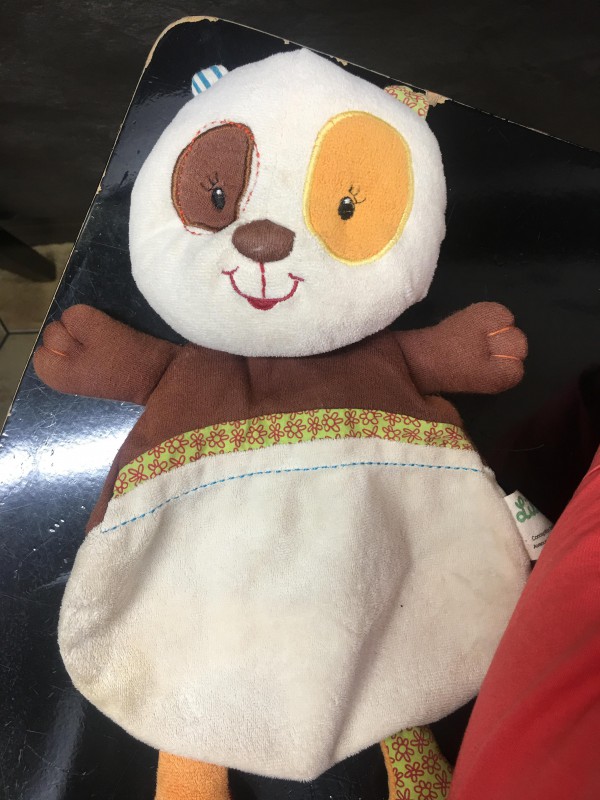Trouvé une peluche plate de la marque Lilliputiens de couleur marron et beige avec les yeux entouré de marron et orange voir la photo sur mon profil de emman
