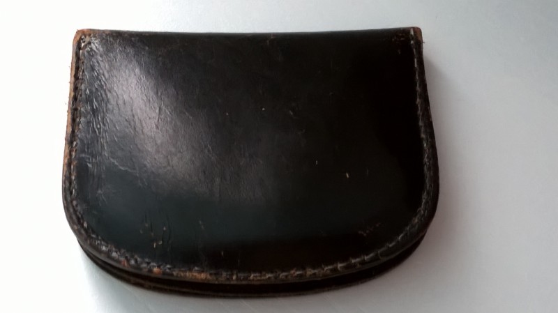 Trouvé porte-monnaie noir en cuir - En Mai 2015 - Ile de Ré sur parking à vélo près plage