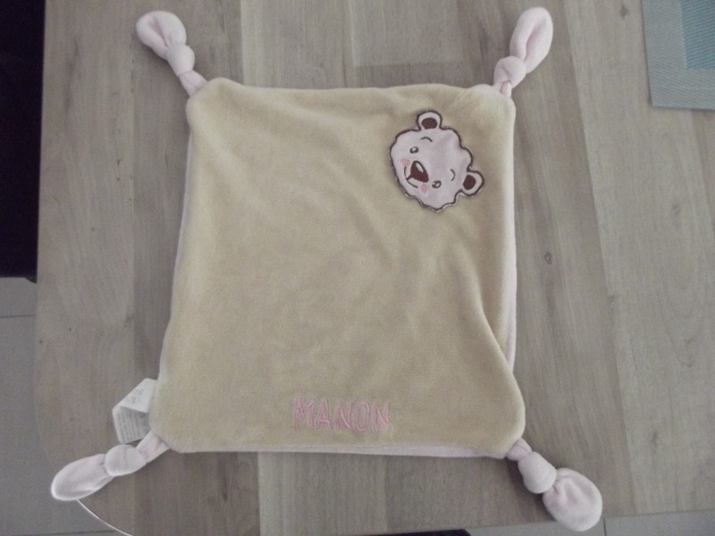 Doudou carré rose et marron brodé au nom de [nom masqué]