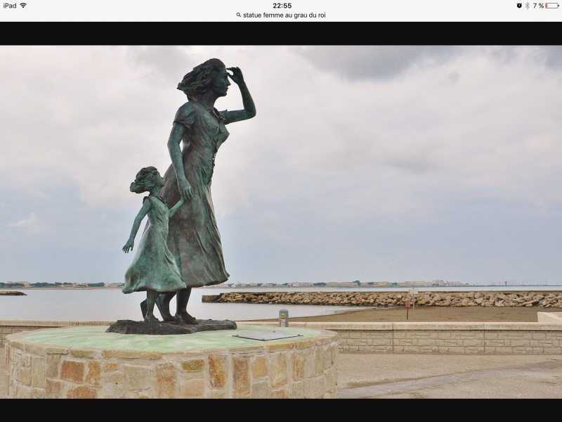 Petit sac noir et blanc contenant des petshop et deux lampes de poche, une makita bleue et noir et une stanley noire