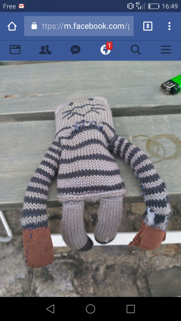 Doudou tricoter gris et noir en forme de petit chat