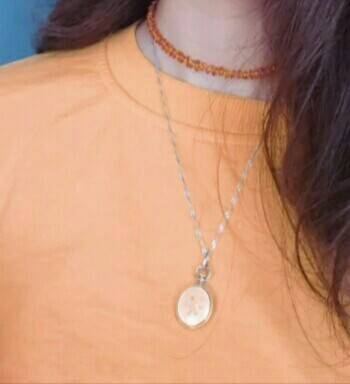 Perdu Pendentif Montre avec une rose à Lyon sur Ligne D (entre Bellecour et Mermoz-Pinel)
