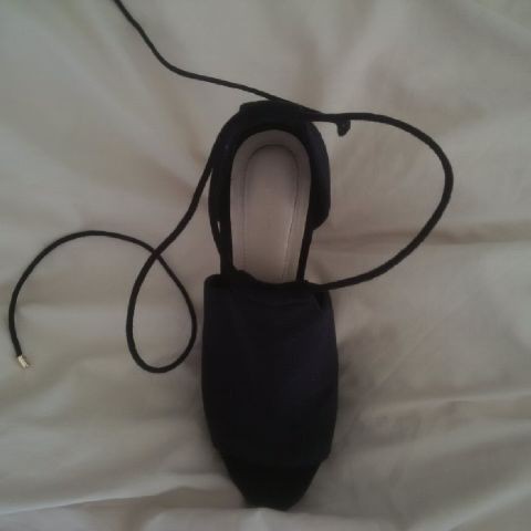 une chaussure noire talon haut pour femme