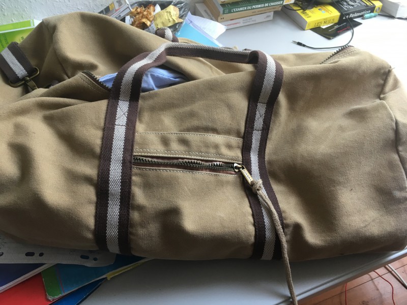 Sac de voyage en toile beige avec bandoulière