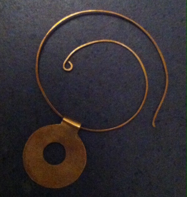 boucle d'oreille dorée forme créole en spirale avec petit pendant rond