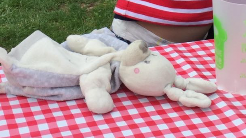 Doudou lapin blanc et gris - prénom jules écrit sur l'étiquette - folie mericourt, rue oberkamft, rue de Bretagne, rue saint Denis et Grands Boulevards