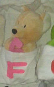 Petite peluche animal style renard de couleur beige avec lettre F rose dessus