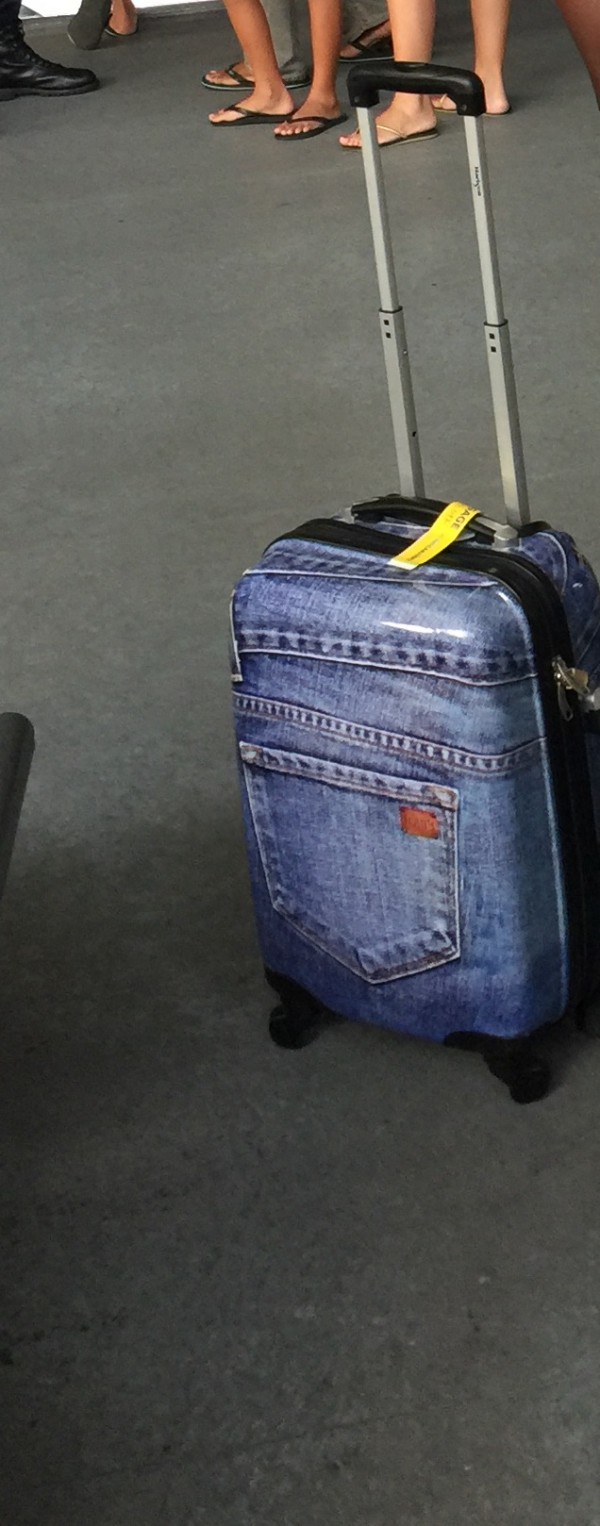 Valise cabine couleur bleu jean,train Ouigo terminus montpellier