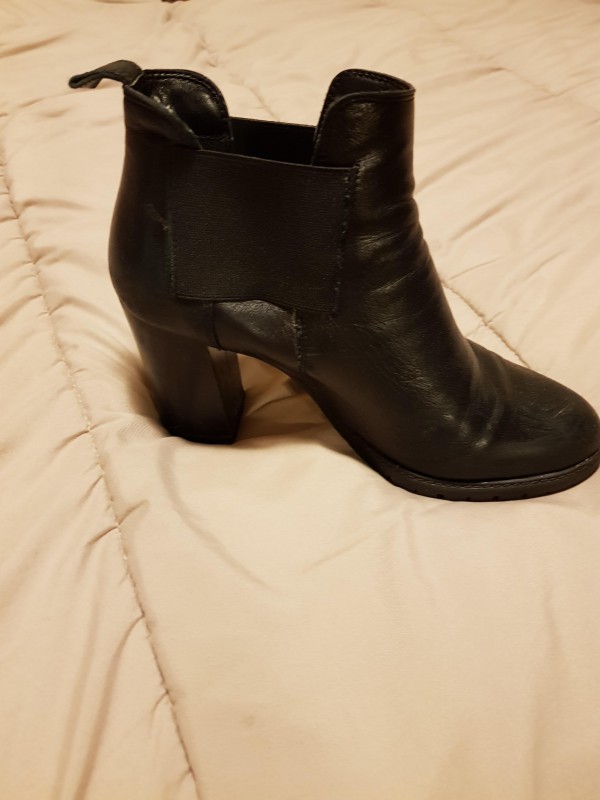 une chaussure perdu avec une semelle orthopédique métro pâte d'oie