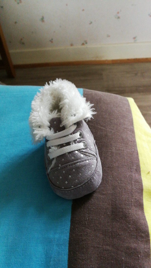 Chaussure bébé grise à Chartres quartier cathédrale