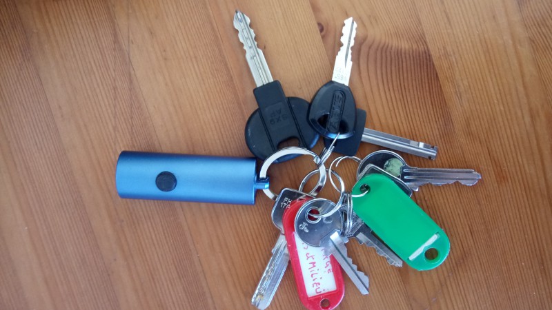 Trousseau de comportant 9 clés (voiture, cadenas...), un badge bleu et un porte clé lampe de poche bleu métallisé écaillé