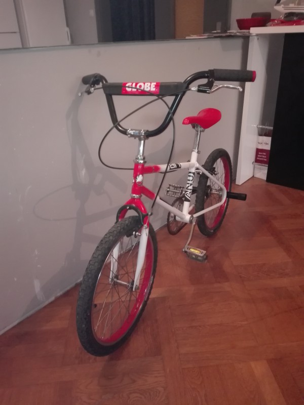 r velo bmx 20 pouces rouge et blanc voler rue kleber a mulhouse