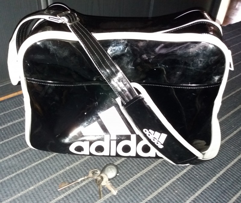 sac de sport adidas noir avec clés, Grenoble Caserne de Bonne