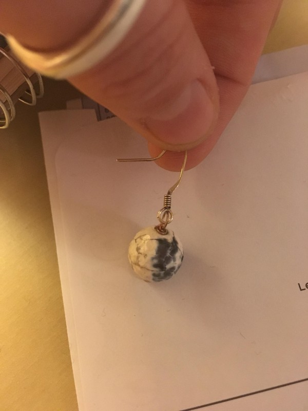 Perdue boucle d'oreille bleu et blanche, forme d'un globe