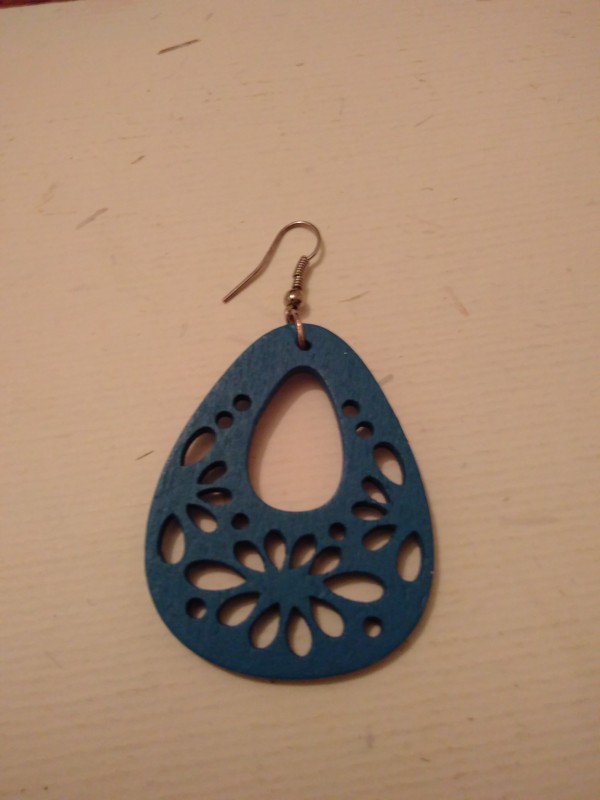 Boucle d'oreille bleue à Rouen