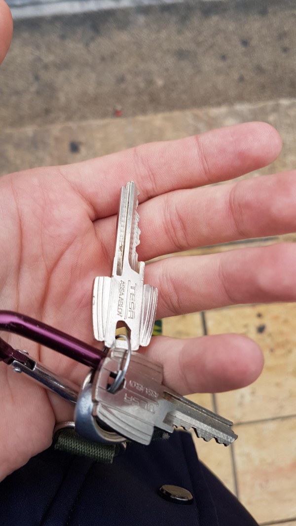 Jeu de 2 clés trouvées à la station de tram occitanie