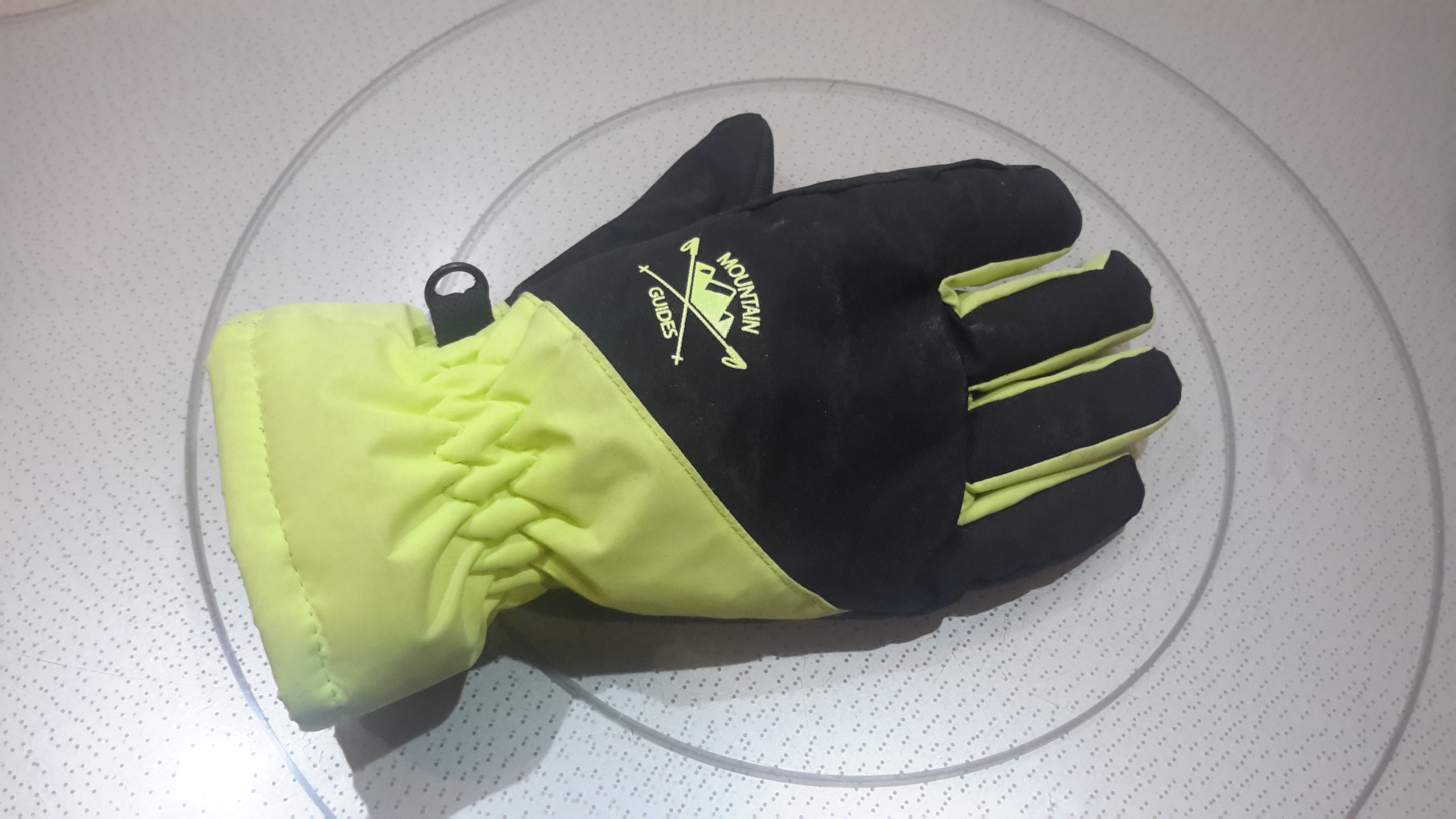 Perdu gant garcon noir et jaune/vert fluo rue des jardiniers à Epinal