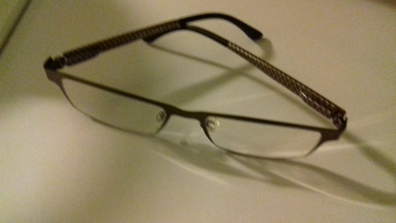 Une paire de lunettes de vue, sur le parking de l'hôtel de ville de Sotteville les Rouen