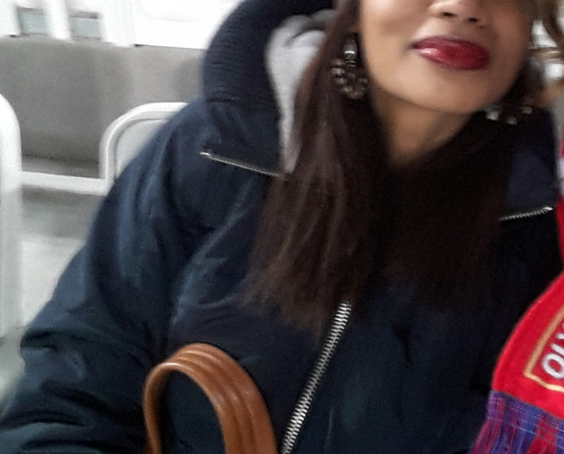 Parka bleue à capuche (à doublure blanche) oubliée à la Havane