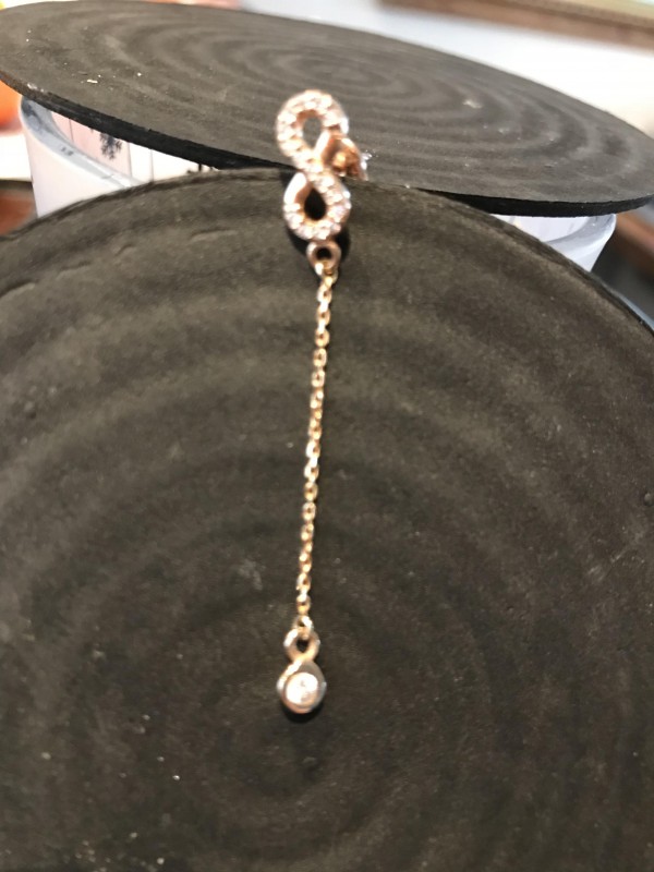 Perdu boucle d’oreille pendante