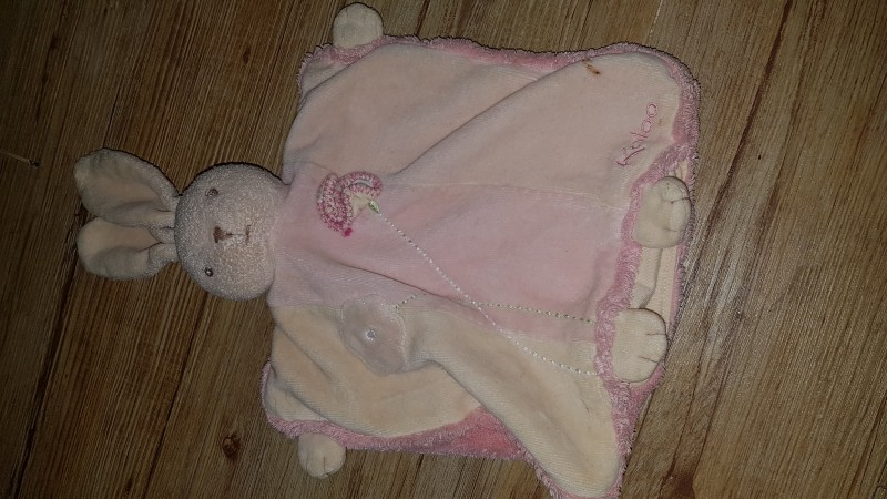 Doudou plat rose usé avec tête de lapin
