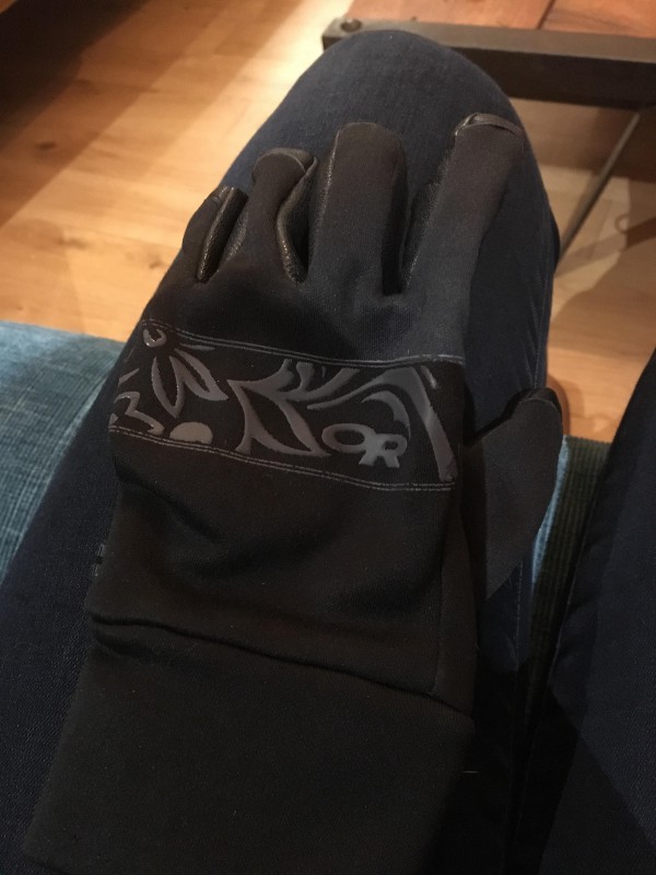 gant noir zinner noir main d fin avec deco grise en plastique sur le dessus